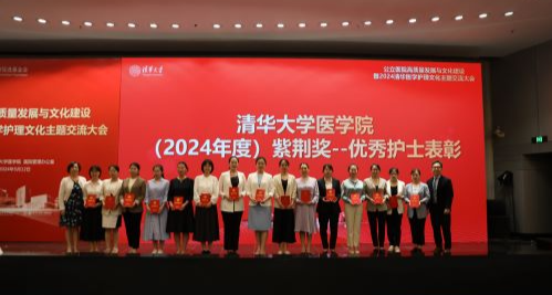图8:黄天荫、尚少梅为获奖者颁奖.JPG